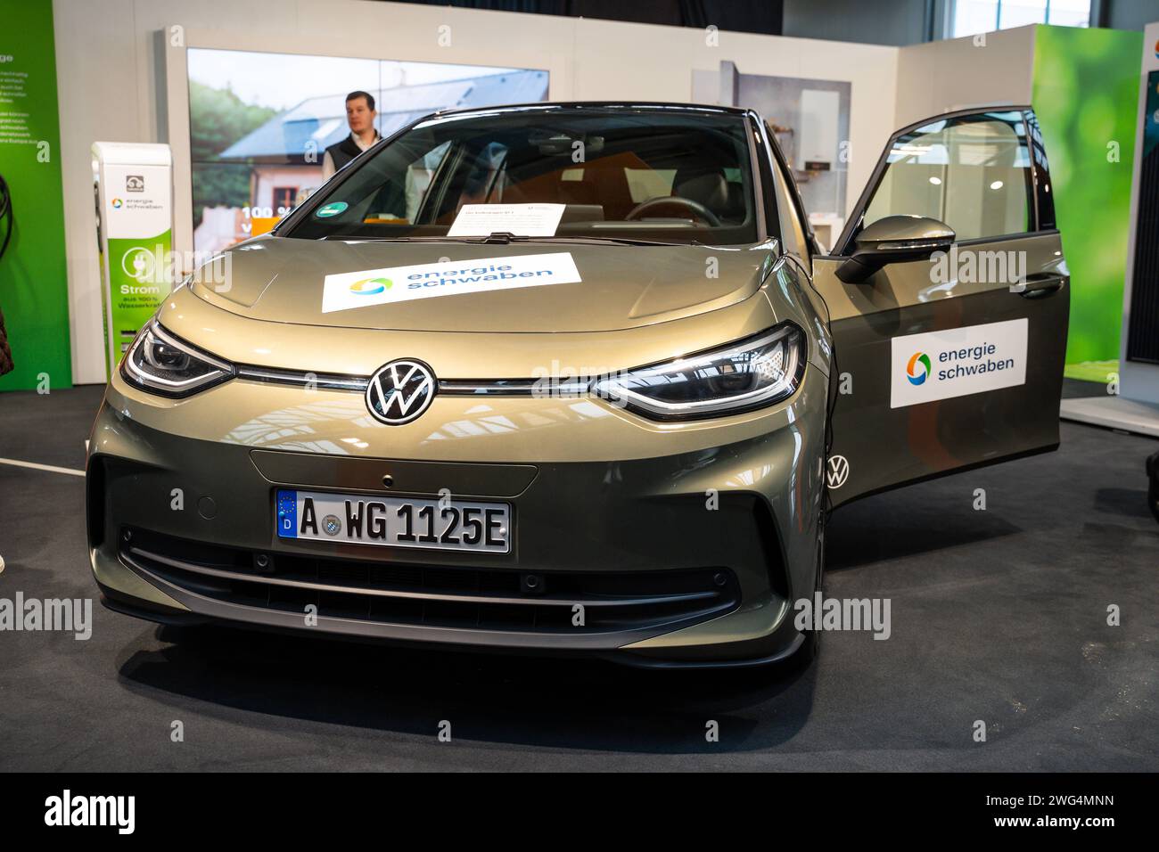Augusta, Baviera, Germania - 2 febbraio 2024: Volkswagen VW ID.3 e-car esposta da energie Schwaben alla fiera AFA di Augusta *** Volkswagen VW ID.3 e-Auto ausgestellt von energie Schwaben auf der AFA-Messe di Augusta Foto Stock