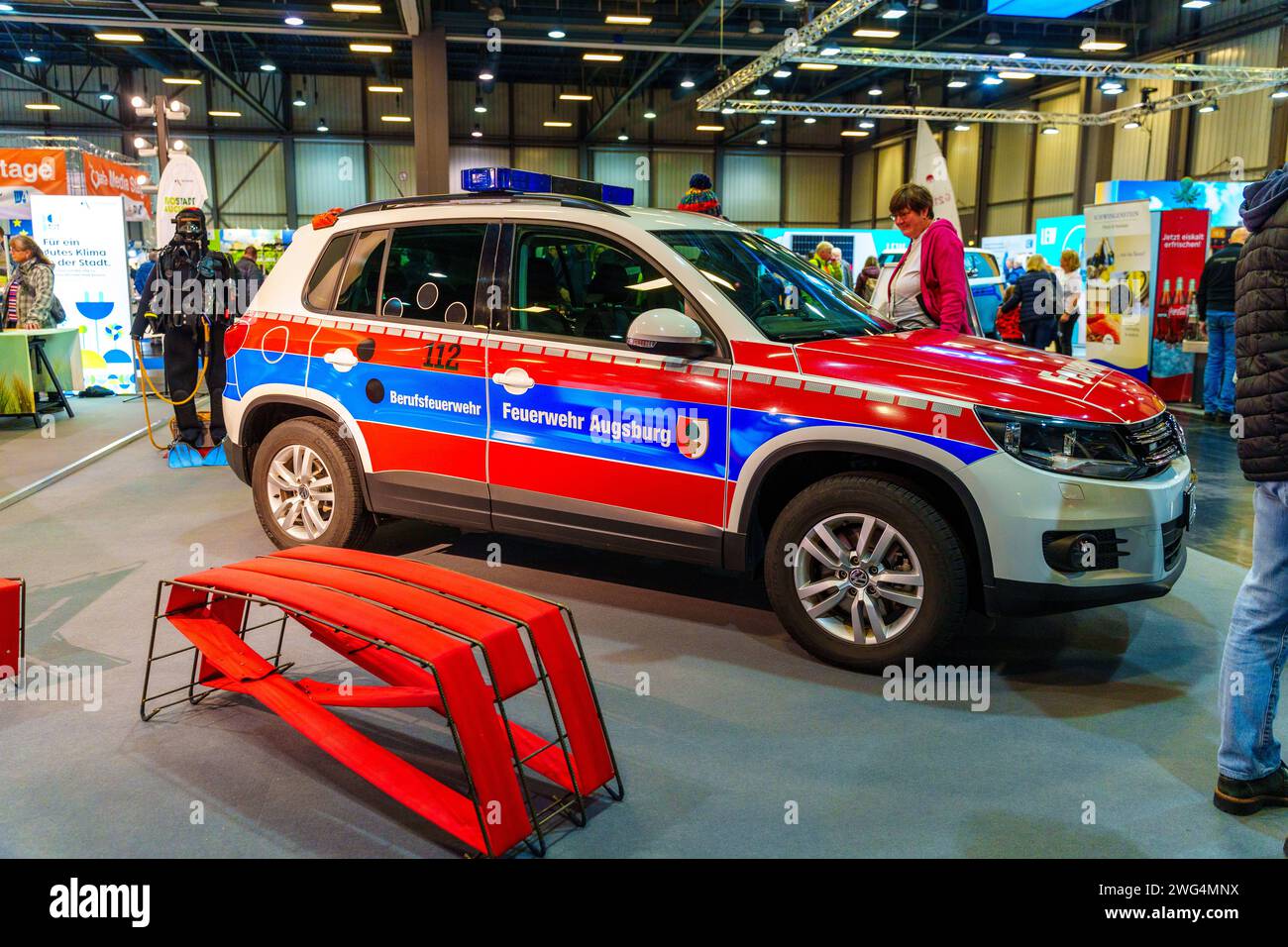 Augusta, Baviera, Germania - 2 febbraio 2024: Stand dei vigili del fuoco di Augusta alla fiera AFA. Vigili del fuoco con camion antincendio, abbigliamento protettivo e uniforme *** Messestand der Berufsfeuerwehr Augsburg auf der AFA-Messe. Feuerwehr mit Feuerwehrauto, Schutzkleidung und Uniform Foto Stock