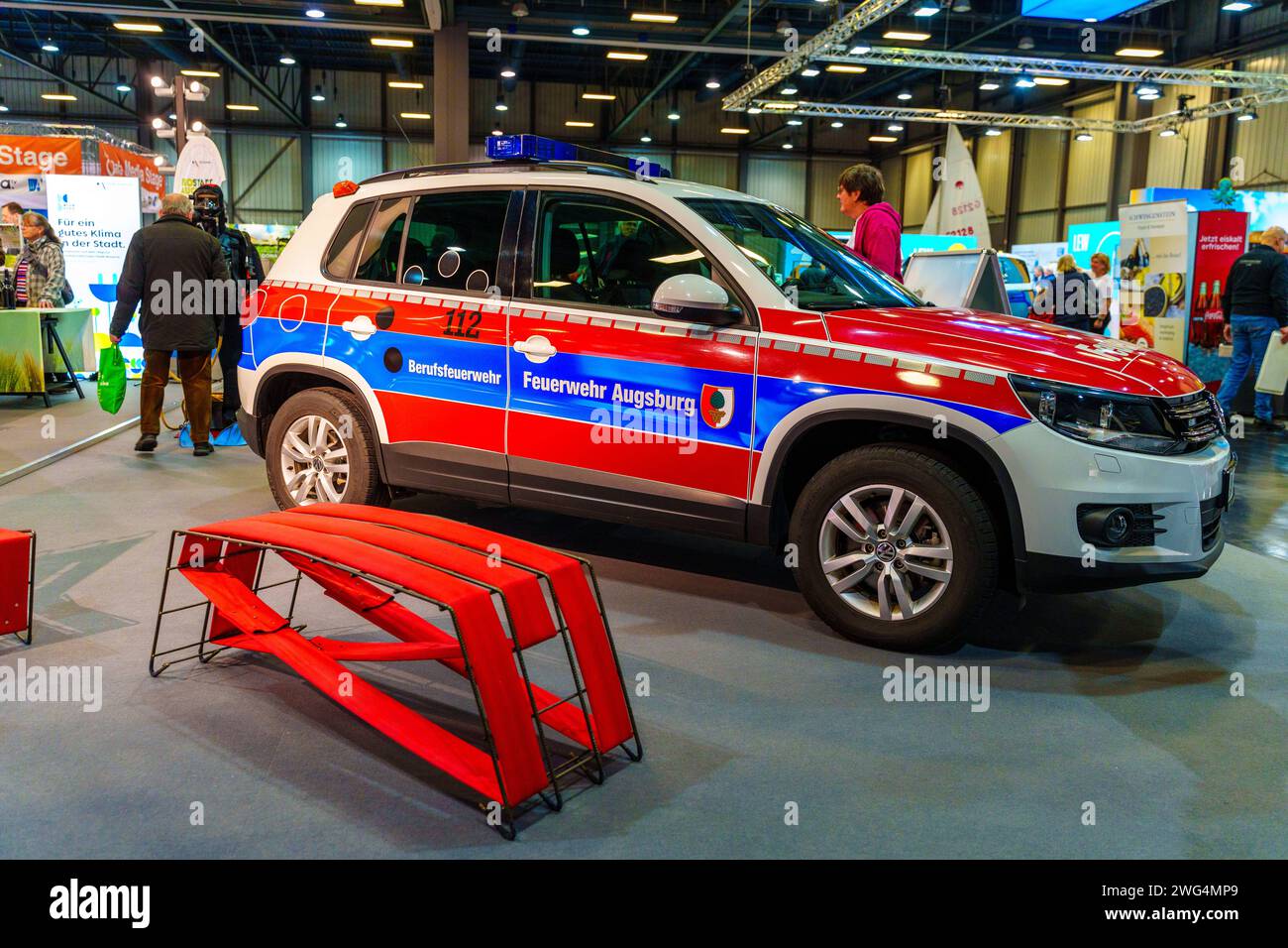 Augusta, Baviera, Germania - 2 febbraio 2024: Stand dei vigili del fuoco di Augusta alla fiera AFA. Vigili del fuoco con camion antincendio, abbigliamento protettivo e uniforme *** Messestand der Berufsfeuerwehr Augsburg auf der AFA-Messe. Feuerwehr mit Feuerwehrauto, Schutzkleidung und Uniform Foto Stock