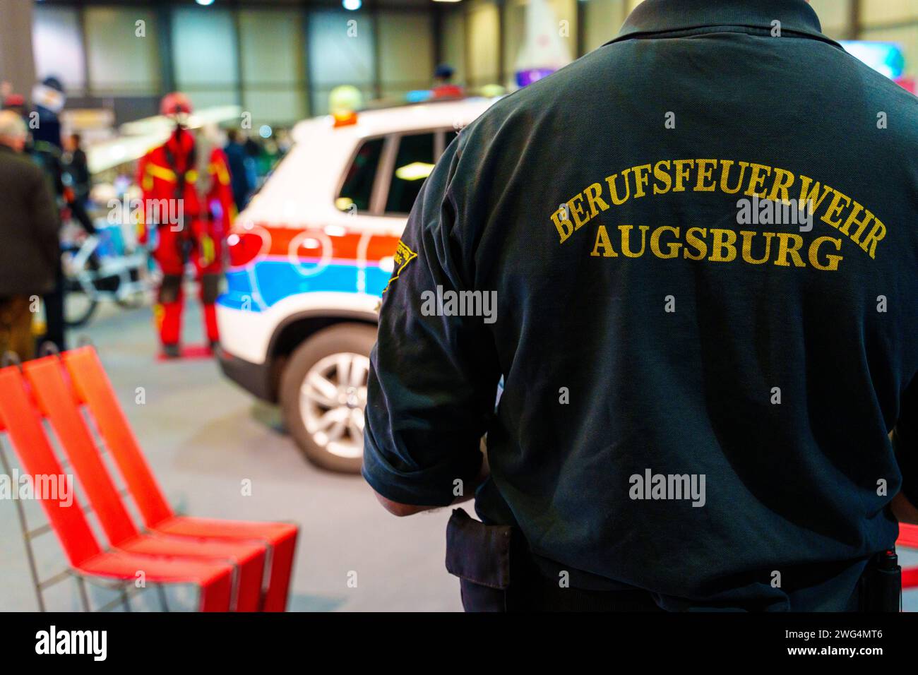 Augusta, Baviera, Germania - 2 febbraio 2024: Stand dei vigili del fuoco di Augusta alla fiera AFA. Vigili del fuoco con camion antincendio, abbigliamento protettivo e uniforme *** Messestand der Berufsfeuerwehr Augsburg auf der AFA-Messe. Feuerwehr mit Feuerwehrauto, Schutzkleidung und Uniform Foto Stock