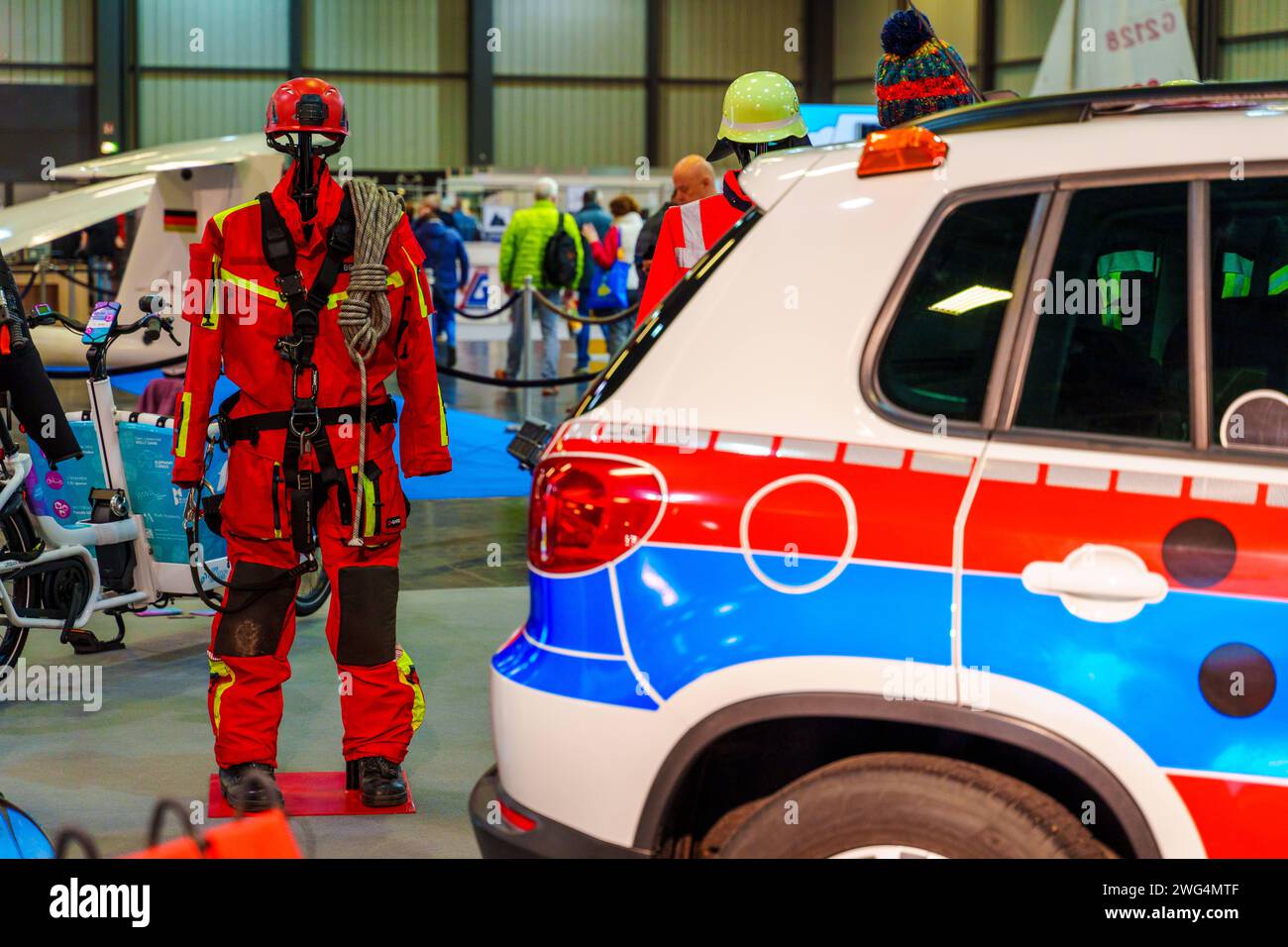 Augusta, Baviera, Germania - 2 febbraio 2024: Stand dei vigili del fuoco di Augusta alla fiera AFA. Vigili del fuoco con camion antincendio, abbigliamento protettivo e uniforme *** Messestand der Berufsfeuerwehr Augsburg auf der AFA-Messe. Feuerwehr mit Feuerwehrauto, Schutzkleidung und Uniform Foto Stock