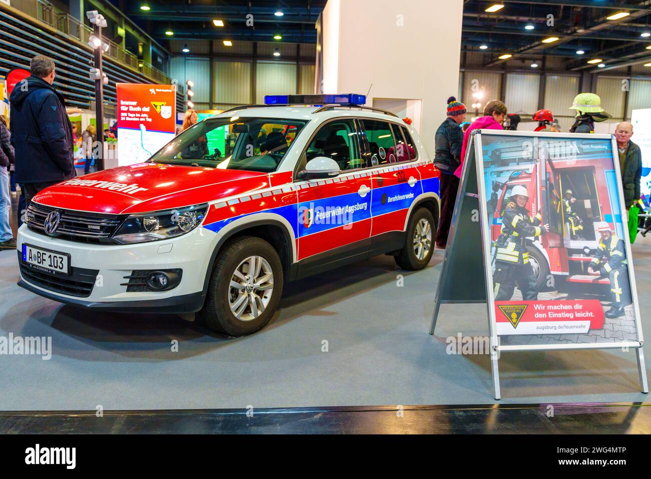 Augusta, Baviera, Germania - 2 febbraio 2024: Stand dei vigili del fuoco di Augusta alla fiera AFA. Vigili del fuoco con camion antincendio, abbigliamento protettivo e uniforme *** Messestand der Berufsfeuerwehr Augsburg auf der AFA-Messe. Feuerwehr mit Feuerwehrauto, Schutzkleidung und Uniform Foto Stock
