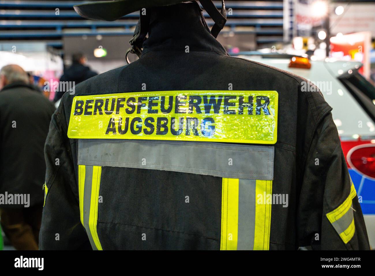 Augusta, Baviera, Germania - 2 febbraio 2024: Stand dei vigili del fuoco di Augusta alla fiera AFA. Vigili del fuoco con camion antincendio, abbigliamento protettivo e uniforme *** Messestand der Berufsfeuerwehr Augsburg auf der AFA-Messe. Feuerwehr mit Feuerwehrauto, Schutzkleidung und Uniform Foto Stock