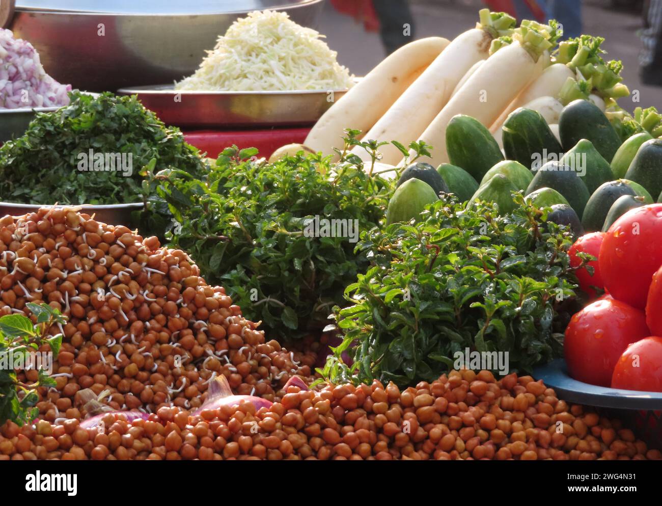 Mercato di verdure locali fresche che espone ingredienti per cibo asiatico o indiano. Foto Stock