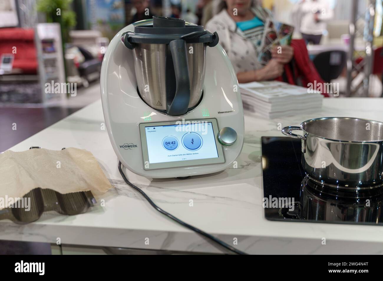 Augusta, Baviera, Germania - 2 febbraio 2024: Vorwerk Thermomix TM6 esposto a una mostra di cucina alla fiera AFA di Augusta *** Vorwerk Thermomix TM6 Ausgestellt bei einer Kochshow auf der AFA-Messe di Augusta Foto Stock