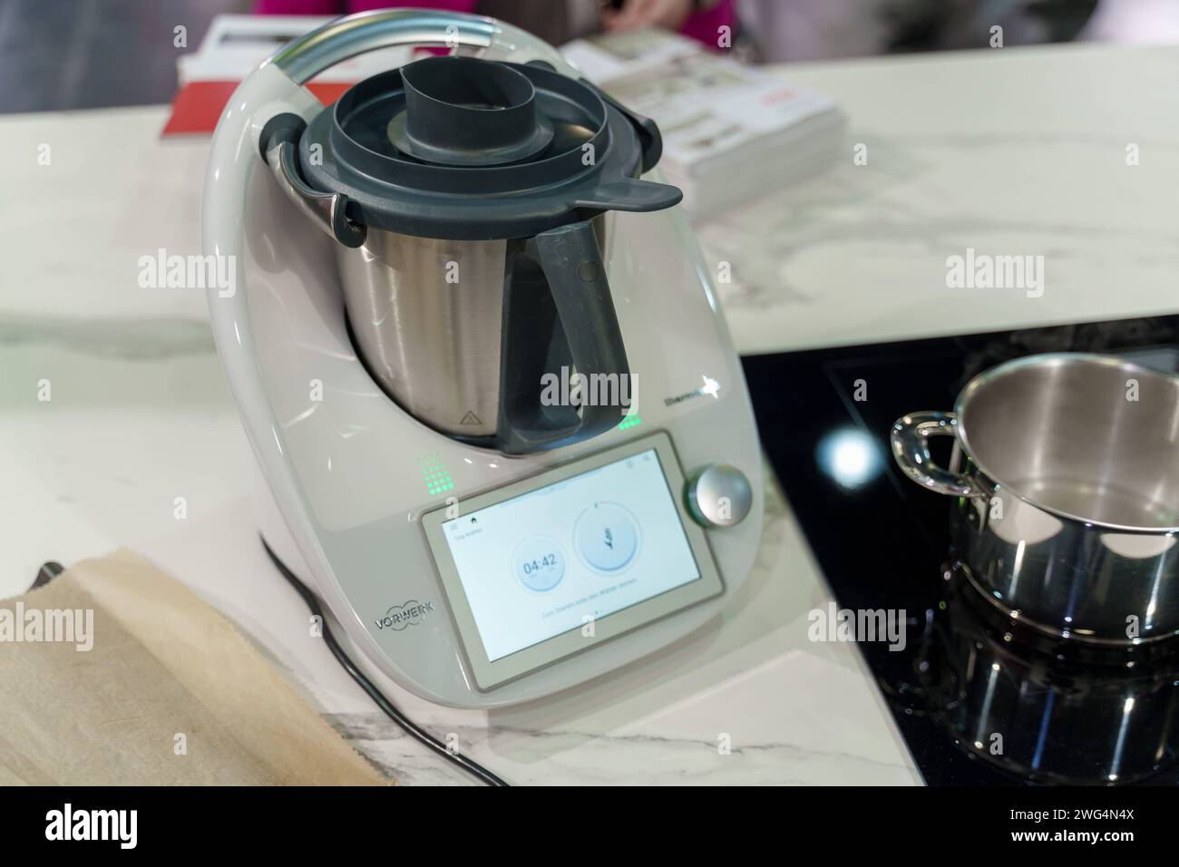 Augusta, Baviera, Germania - 2 febbraio 2024: Vorwerk Thermomix TM6 esposto a una mostra di cucina alla fiera AFA di Augusta *** Vorwerk Thermomix TM6 Ausgestellt bei einer Kochshow auf der AFA-Messe di Augusta Foto Stock