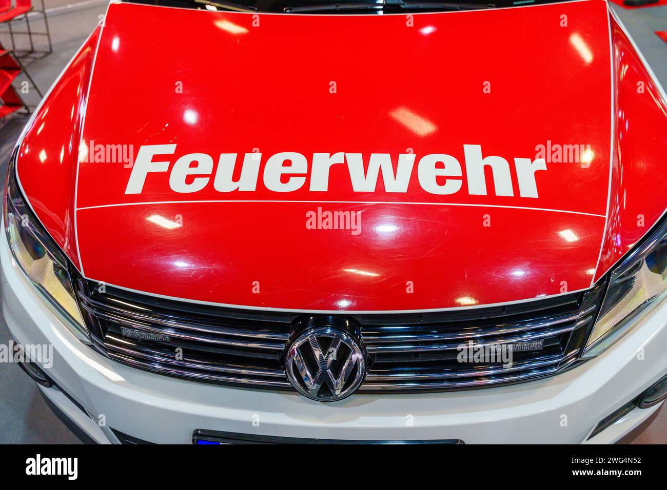Augusta, Baviera, Germania - 2 febbraio 2024: Stand dei vigili del fuoco di Augusta alla fiera AFA. Vigili del fuoco con camion antincendio, abbigliamento protettivo e uniforme *** Messestand der Berufsfeuerwehr Augsburg auf der AFA-Messe. Feuerwehr mit Feuerwehrauto, Schutzkleidung und Uniform Foto Stock