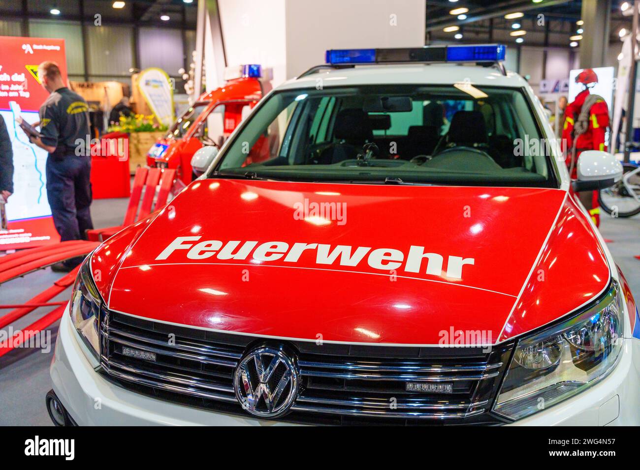 Augusta, Baviera, Germania - 2 febbraio 2024: Stand dei vigili del fuoco di Augusta alla fiera AFA. Vigili del fuoco con camion antincendio, abbigliamento protettivo e uniforme *** Messestand der Berufsfeuerwehr Augsburg auf der AFA-Messe. Feuerwehr mit Feuerwehrauto, Schutzkleidung und Uniform Foto Stock