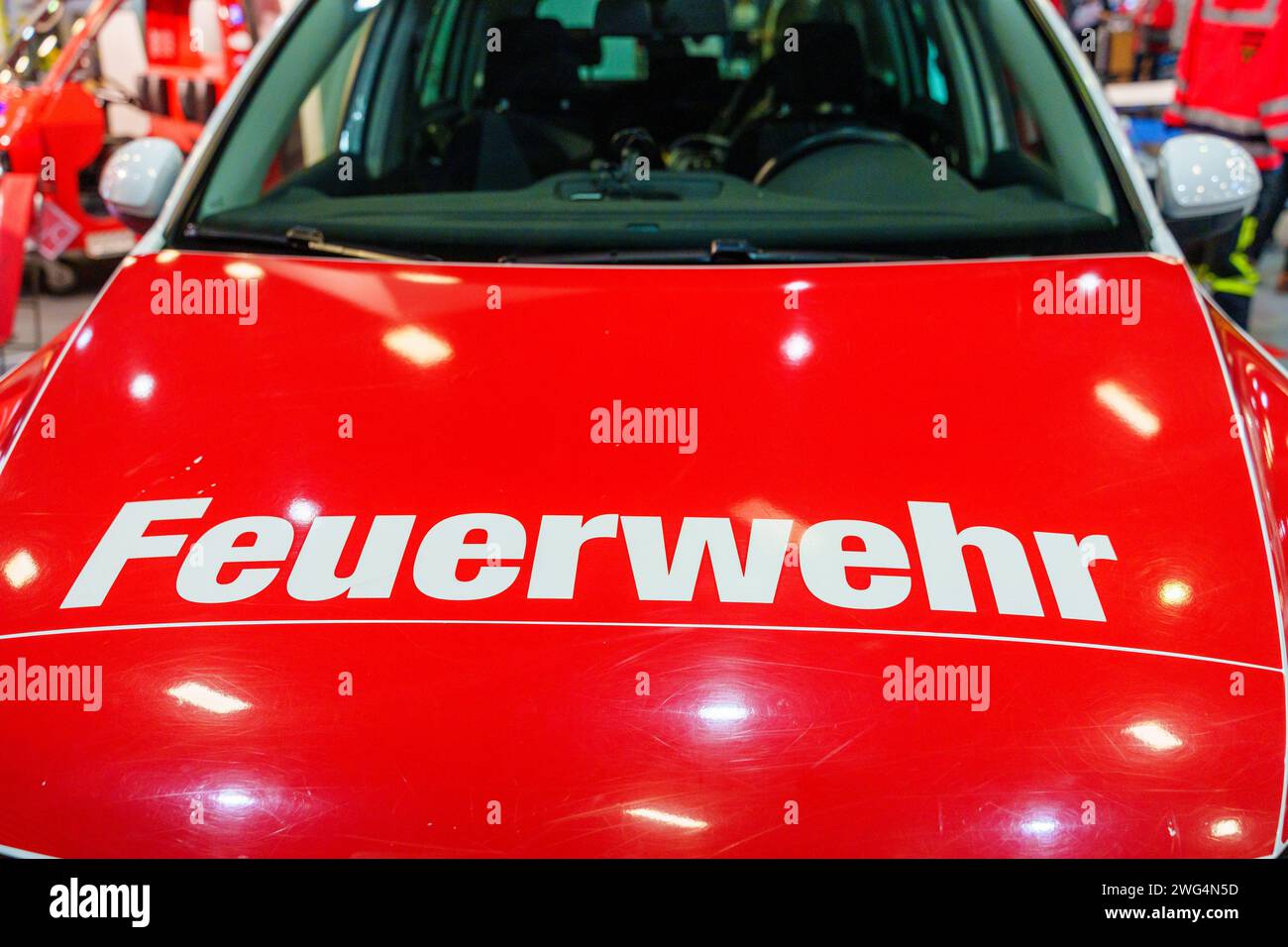 Augusta, Baviera, Germania - 2 febbraio 2024: Stand dei vigili del fuoco di Augusta alla fiera AFA. Vigili del fuoco con camion antincendio, abbigliamento protettivo e uniforme *** Messestand der Berufsfeuerwehr Augsburg auf der AFA-Messe. Feuerwehr mit Feuerwehrauto, Schutzkleidung und Uniform Foto Stock