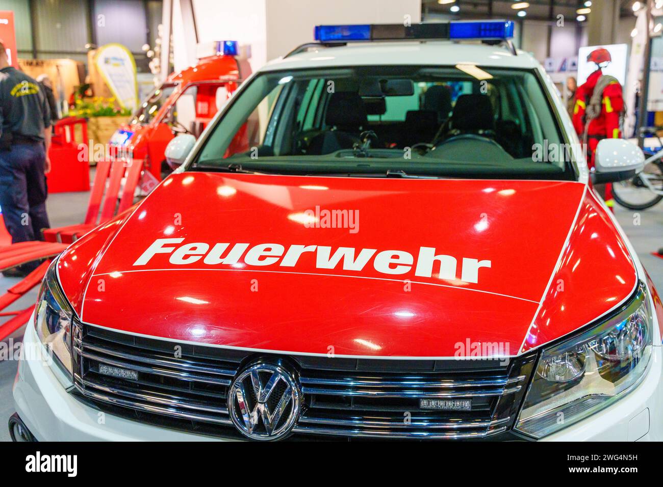 Augusta, Baviera, Germania - 2 febbraio 2024: Stand dei vigili del fuoco di Augusta alla fiera AFA. Vigili del fuoco con camion antincendio, abbigliamento protettivo e uniforme *** Messestand der Berufsfeuerwehr Augsburg auf der AFA-Messe. Feuerwehr mit Feuerwehrauto, Schutzkleidung und Uniform Foto Stock