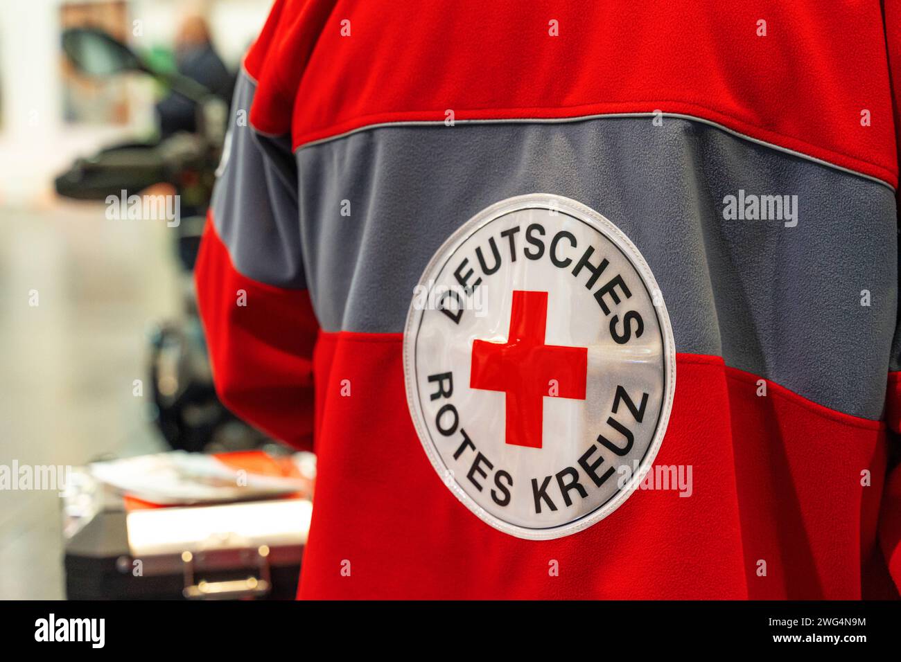 Augusta, Baviera, Germania - 2 febbraio 2024: Stand della Croce Rossa tedesca bavarese alla fiera AFA di Augusta. Logo Croce Rossa *** Messestand vom Bayerisches Deutsches Rotes Kreuz auf der AFA-Messe ad Augusta. Logo Rotes Kreuz Foto Stock