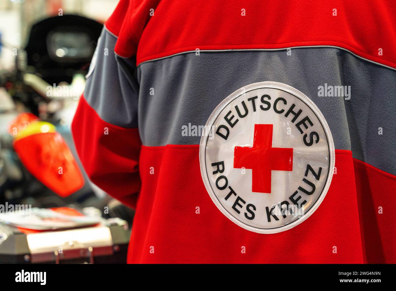 Augusta, Baviera, Germania - 2 febbraio 2024: Stand della Croce Rossa tedesca bavarese alla fiera AFA di Augusta. Logo Croce Rossa *** Messestand vom Bayerisches Deutsches Rotes Kreuz auf der AFA-Messe ad Augusta. Logo Rotes Kreuz Foto Stock