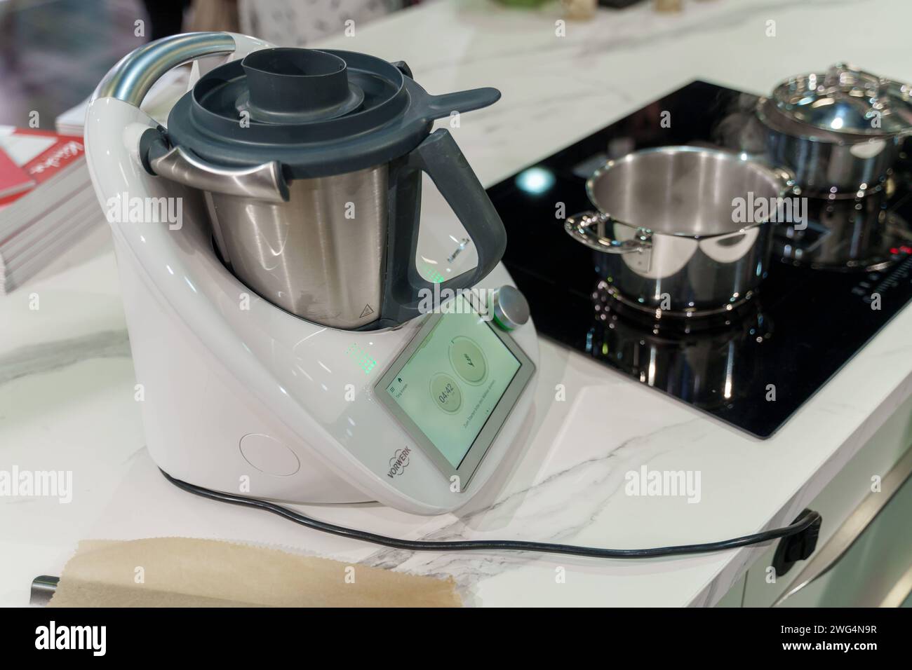 Augusta, Baviera, Germania - 2 febbraio 2024: Vorwerk Thermomix TM6 esposto a una mostra di cucina alla fiera AFA di Augusta *** Vorwerk Thermomix TM6 Ausgestellt bei einer Kochshow auf der AFA-Messe di Augusta Foto Stock