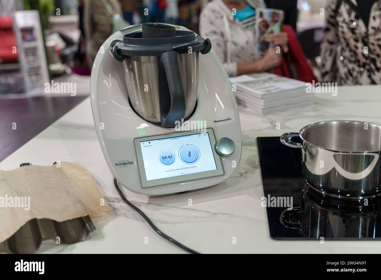 Augusta, Baviera, Germania - 2 febbraio 2024: Vorwerk Thermomix TM6 esposto a una mostra di cucina alla fiera AFA di Augusta *** Vorwerk Thermomix TM6 Ausgestellt bei einer Kochshow auf der AFA-Messe di Augusta Foto Stock