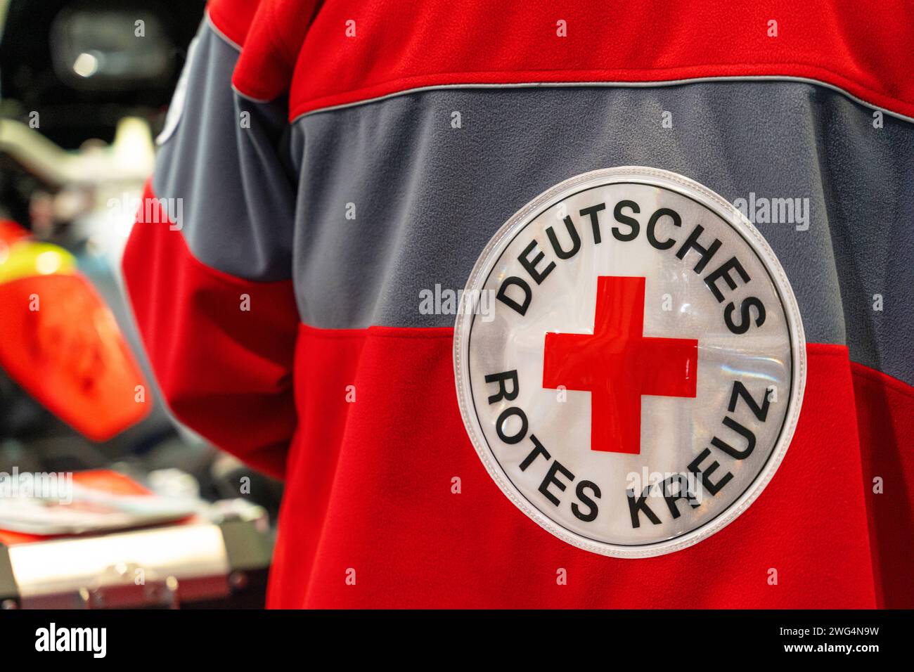 Augusta, Baviera, Germania - 2 febbraio 2024: Stand della Croce Rossa tedesca bavarese alla fiera AFA di Augusta. Logo Croce Rossa *** Messestand vom Bayerisches Deutsches Rotes Kreuz auf der AFA-Messe ad Augusta. Logo Rotes Kreuz Foto Stock