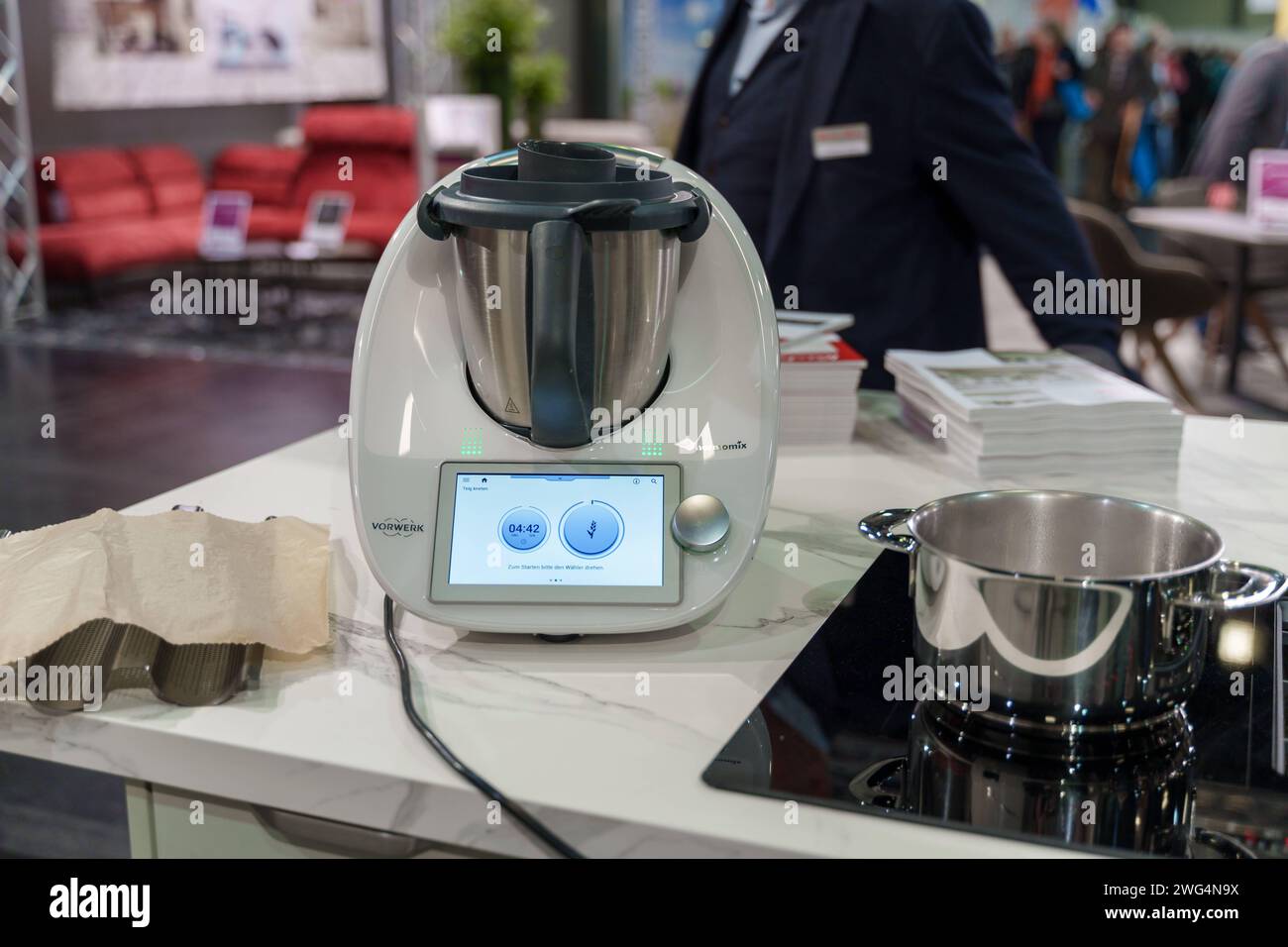 Augusta, Baviera, Germania - 2 febbraio 2024: Vorwerk Thermomix TM6 esposto a una mostra di cucina alla fiera AFA di Augusta *** Vorwerk Thermomix TM6 Ausgestellt bei einer Kochshow auf der AFA-Messe di Augusta Foto Stock