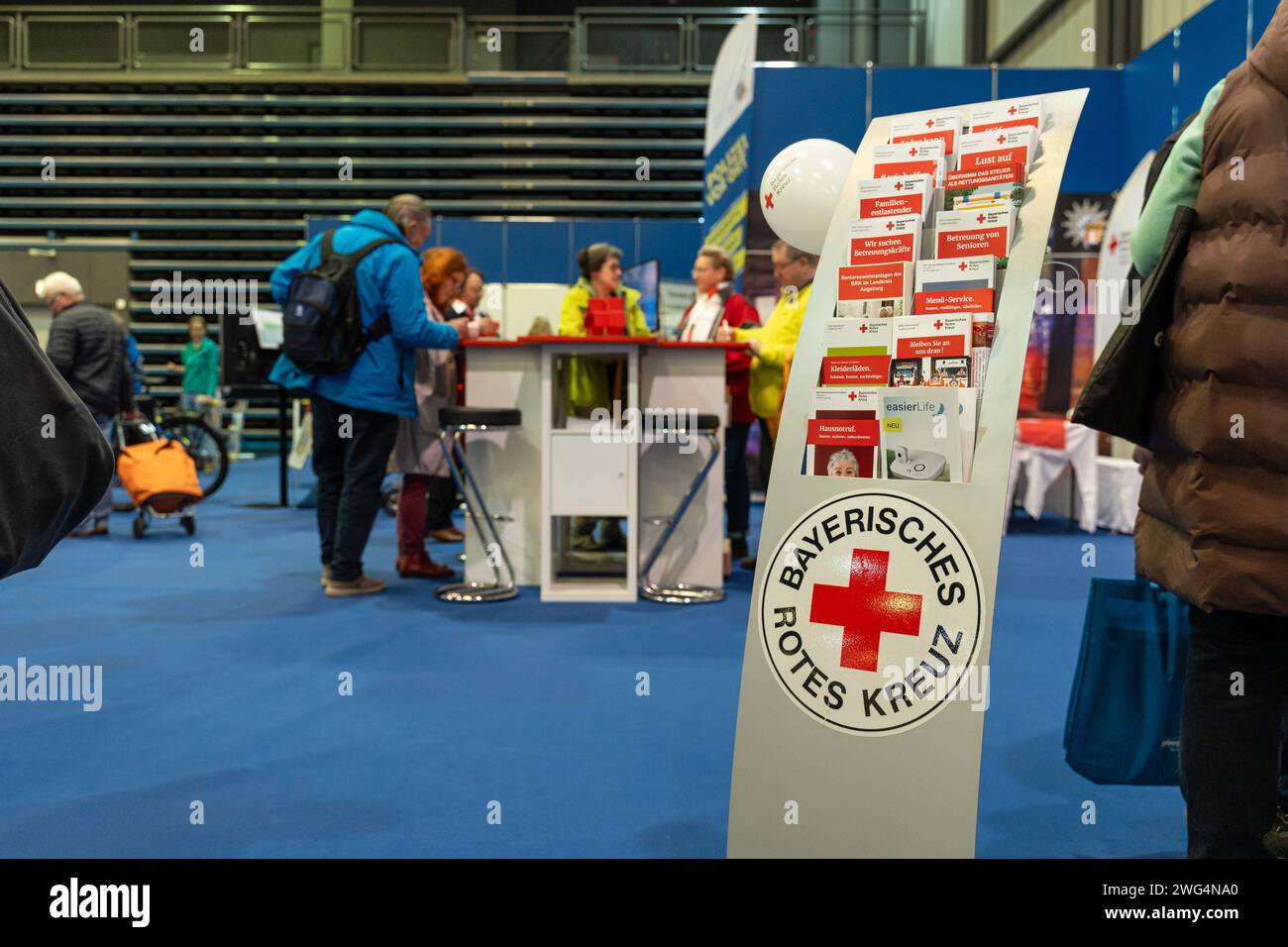 Augusta, Baviera, Germania - 2 febbraio 2024: Stand della Croce Rossa tedesca bavarese alla fiera AFA di Augusta. Logo Croce Rossa *** Messestand vom Bayerisches Deutsches Rotes Kreuz auf der AFA-Messe ad Augusta. Logo Rotes Kreuz Foto Stock