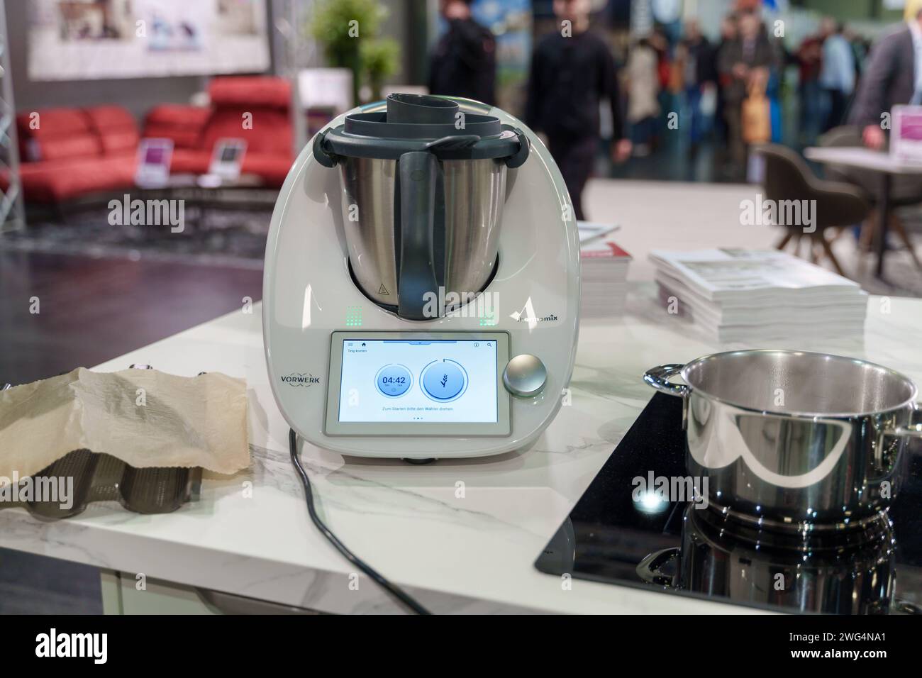 Augusta, Baviera, Germania - 2 febbraio 2024: Vorwerk Thermomix TM6 esposto a una mostra di cucina alla fiera AFA di Augusta *** Vorwerk Thermomix TM6 Ausgestellt bei einer Kochshow auf der AFA-Messe di Augusta Foto Stock