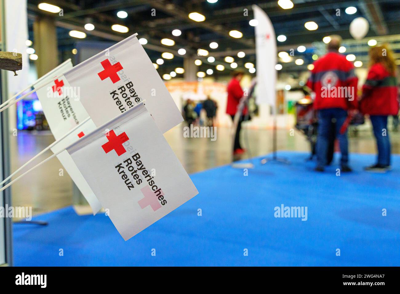 Augusta, Baviera, Germania - 2 febbraio 2024: Stand della Croce Rossa tedesca bavarese alla fiera AFA di Augusta. Logo Croce Rossa *** Messestand vom Bayerisches Deutsches Rotes Kreuz auf der AFA-Messe ad Augusta. Logo Rotes Kreuz Foto Stock