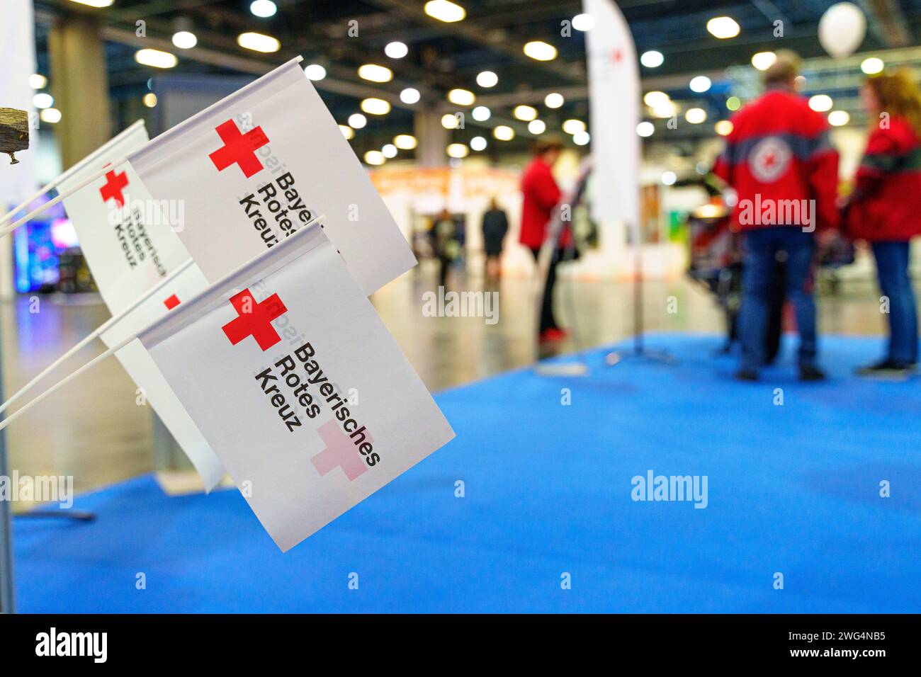 Augusta, Baviera, Germania - 2 febbraio 2024: Stand della Croce Rossa tedesca bavarese alla fiera AFA di Augusta. Logo Croce Rossa *** Messestand vom Bayerisches Deutsches Rotes Kreuz auf der AFA-Messe ad Augusta. Logo Rotes Kreuz Foto Stock