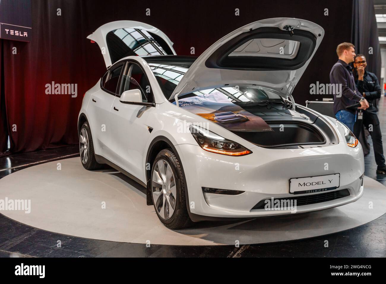 Augusta, Baviera, Germania - 2 febbraio 2024: L'auto elettrica Tesla Model Y è stata esposta alla fiera VOLT per l'e-Mobility di Augusta *** Tesla Model Y e-Auto Ausgestellt auf der VOLT Messe für e-Mobilität ad Augusta Foto Stock