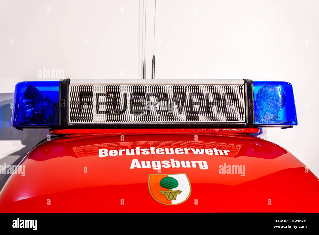 Augusta, Baviera, Germania - 2 febbraio 2024: Stand dei vigili del fuoco di Augusta alla fiera AFA. Vigili del fuoco con camion antincendio, abbigliamento protettivo e uniforme *** Messestand der Berufsfeuerwehr Augsburg auf der AFA-Messe. Feuerwehr mit Feuerwehrauto, Schutzkleidung und Uniform Foto Stock