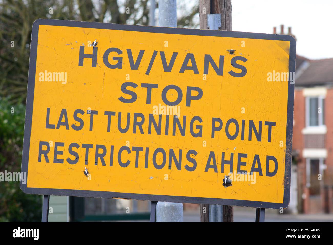 cartello segnaletico di limitazione della larghezza sulla strada davanti all'hotel, non c'è accesso per i furgoni hgv e gira intorno allo yorkshire regno unito Foto Stock