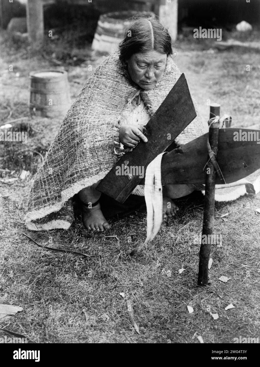 Preparazione della corteccia di cedro-Nakoaktok, c1914. Foto Stock