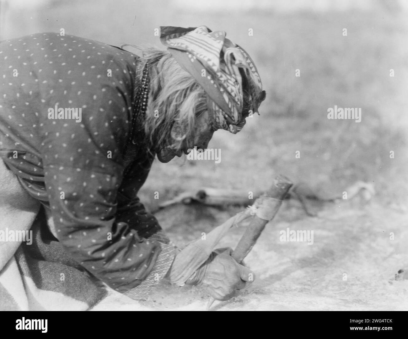 Blackfoot Indian che si nasconde, c1927. Foto Stock