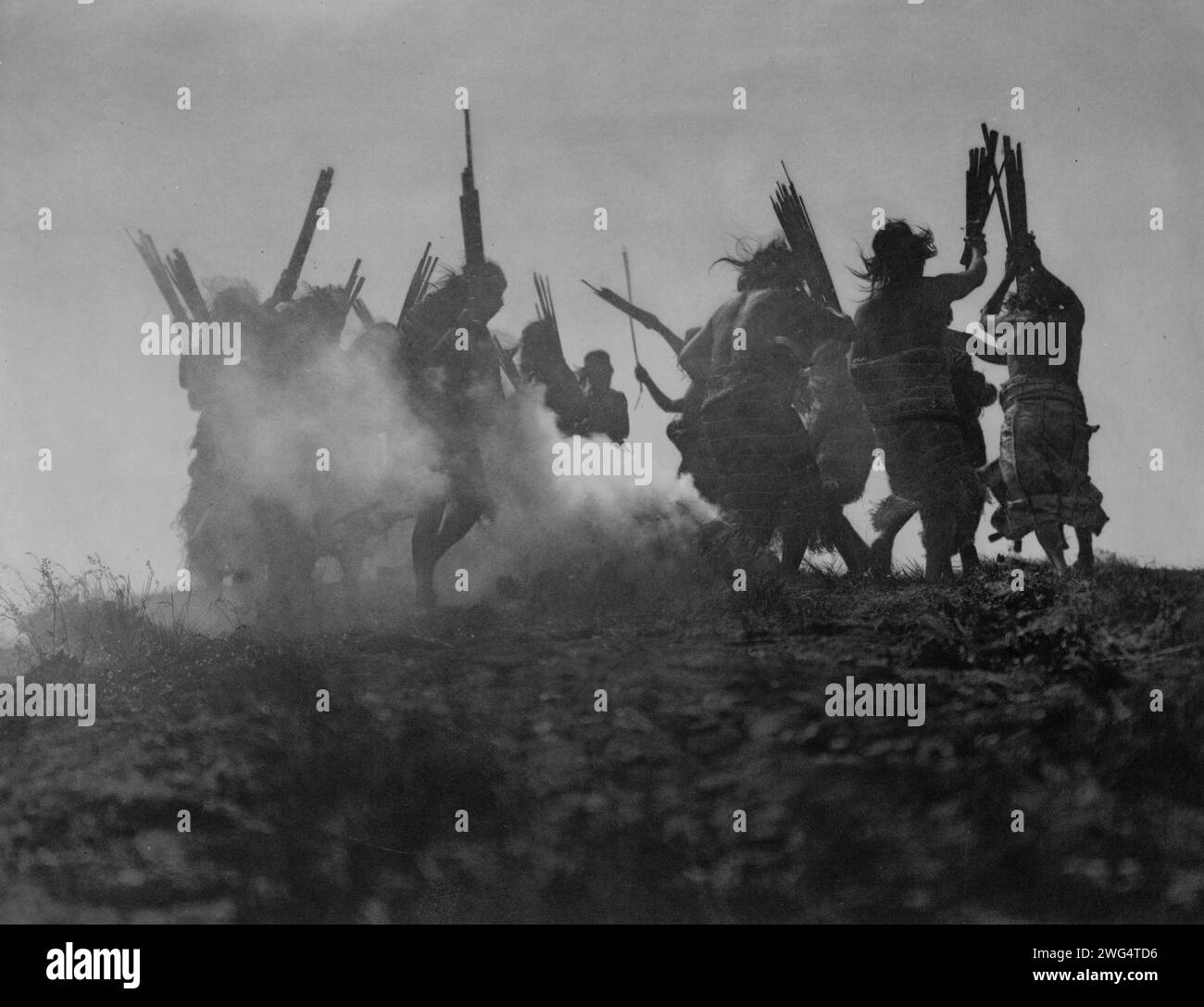 Balla per ripristinare una luna eclissata, c1914. Diverse persone Kwakiutl danzano in cerchio intorno a un fuoco fumante, nel tentativo di far sì che una creatura del cielo, che credono abbia ingoiato la luna, starnutisca sboccandola così. Foto Stock