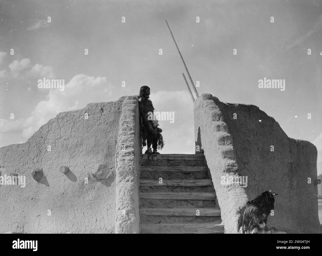 Guardia indiana Tewa in cima alle scale della kiva, San Ildefonso, New Mexico, c1905. Foto Stock