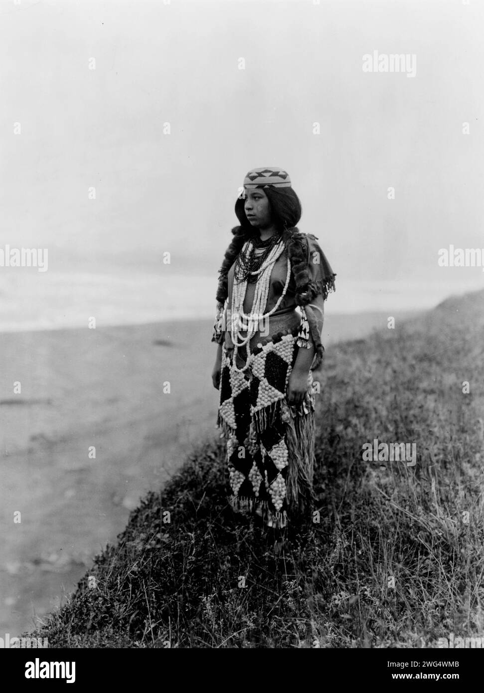 Sulle rive del Pacifico-Tolowa, c1923. Dorothy Lopez Williams in posizione collinare con vista sull'Oceano Pacifico. Foto Stock