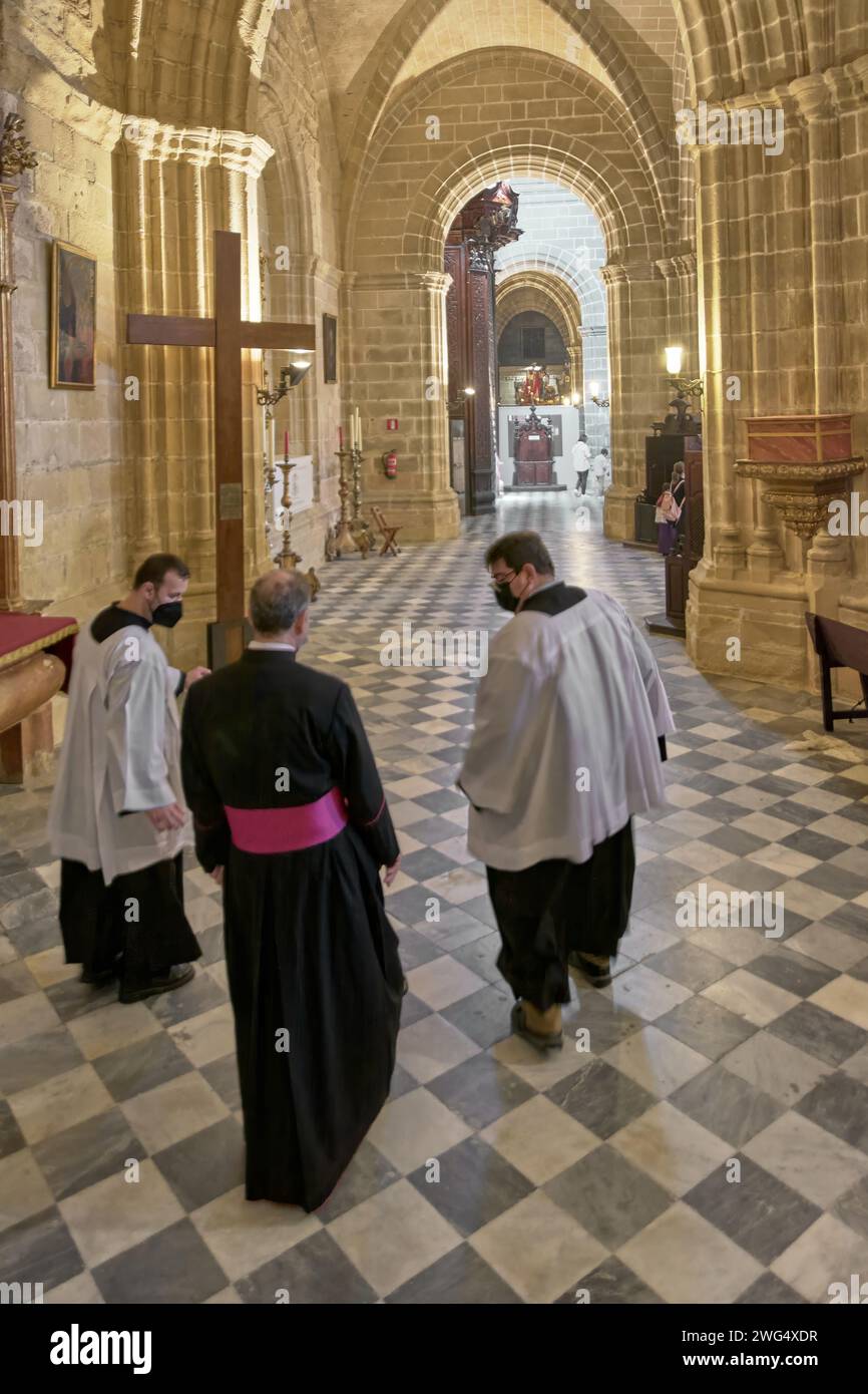 Jerez de la Frontera, Spagna - 3 febbraio 2024: Chierico nella cattedrale di Jerez de la Frontera accompagnato da due altare che precedono Foto Stock