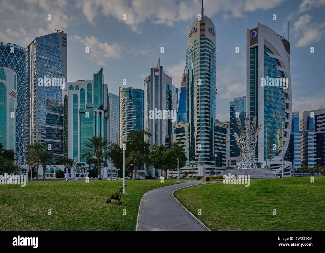 Lo skyline di Doha nella baia occidentale è stato girato nel pomeriggio dal parco dell'hotel con il monumento Sheikh Tamim Bin Hamad al-Thani International Anti Corruption Excellence Award Foto Stock