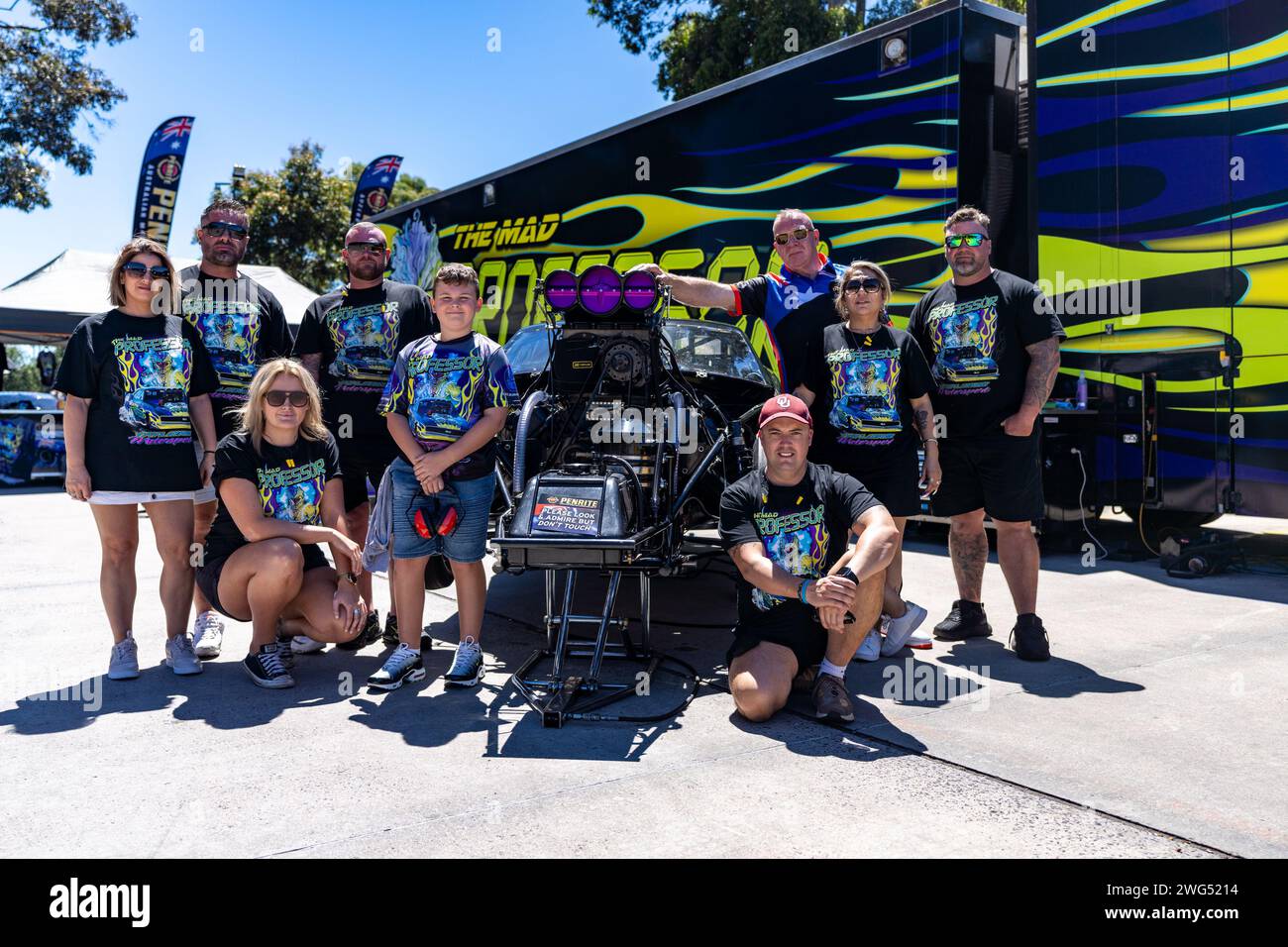 Dandenong, Australia. 3 febbraio 2024. Rob Taylor (alias The Mad Professor) e il suo team insieme al loro nuovissimo Top Fuel Slammer alla Penrith Oil Factory. Crediti: James Forrester/Alamy Live News Foto Stock