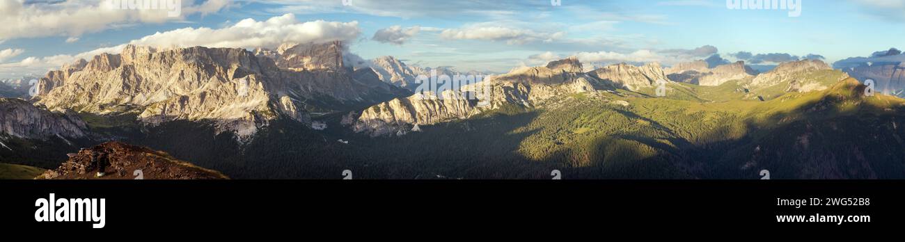 Passo Giau, Monte Antelao e le Tofane gruppe, vista serale dalle montagne delle Alpi Dolomiti, vista Italia dal col di Lana vicino a Cortina d Ampezzo Foto Stock