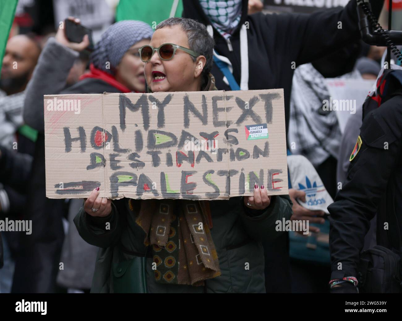 Persone durante una marcia a favore della Palestina nel centro di Londra, organizzata dalla campagna di solidarietà della Palestina, per chiedere un cessate il fuoco nel conflitto tra Israele e Hamas. Data immagine: Sabato 3 febbraio 2024. Foto Stock