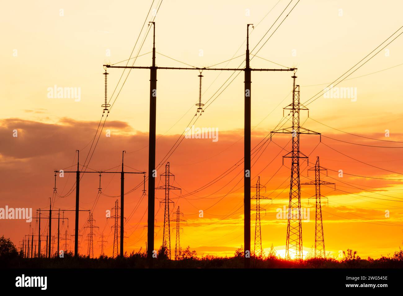 Sagome di linee elettriche contro i vivaci tramonti. Ucraina Foto Stock