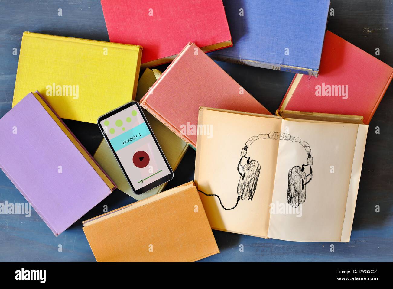 concetto di audiolibro con un mucchio di libri, disegni generici, cuffie ofv d'epoca e smartphone con pulsante di riproduzione, spazio di copia gratuito Foto Stock