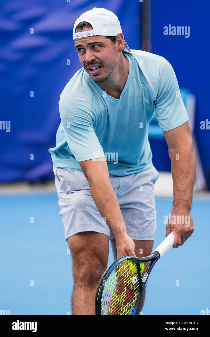 Alex Bolt dell'Australia in azione durante le qualificazioni per il torneo Canberra International ATP Challenger 125 del 2024 Foto Stock