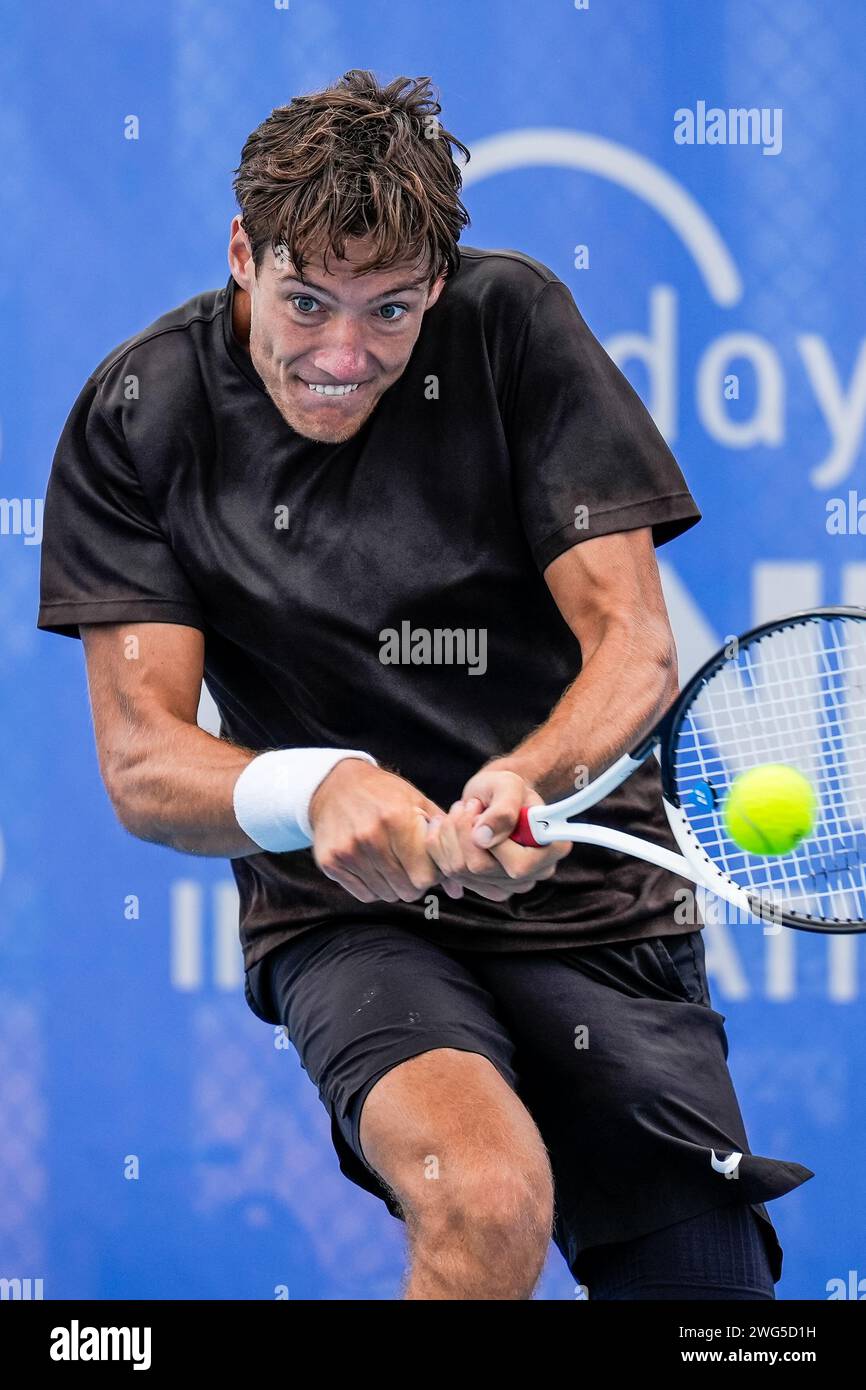 Matthew Dellavedova dell'Australia in azione durante le qualificazioni per il torneo Canberra International ATP Challenger 125 2024 Foto Stock