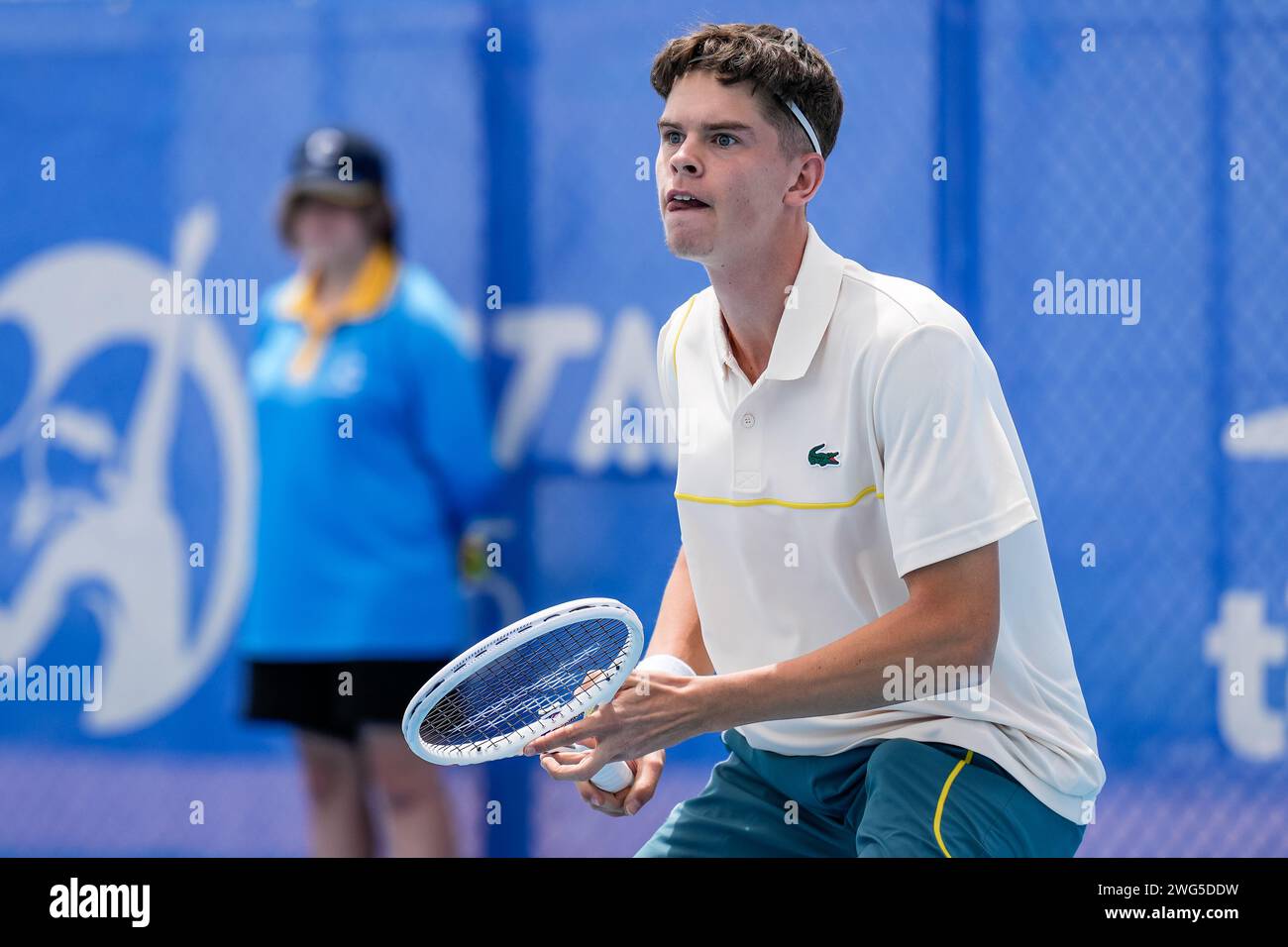 Alexander Blockx del Belgio in azione durante le qualificazioni per il torneo Canberra International ATP Challenger 125 2024 Foto Stock