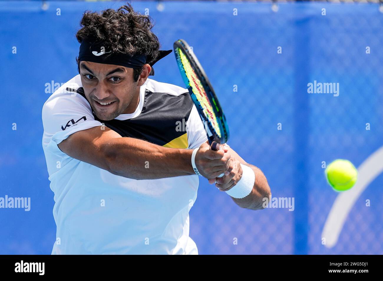 Daniel Rincon, spagnolo, in azione durante le qualificazioni per il torneo Canberra International ATP Challenger 125 del 2024 Foto Stock