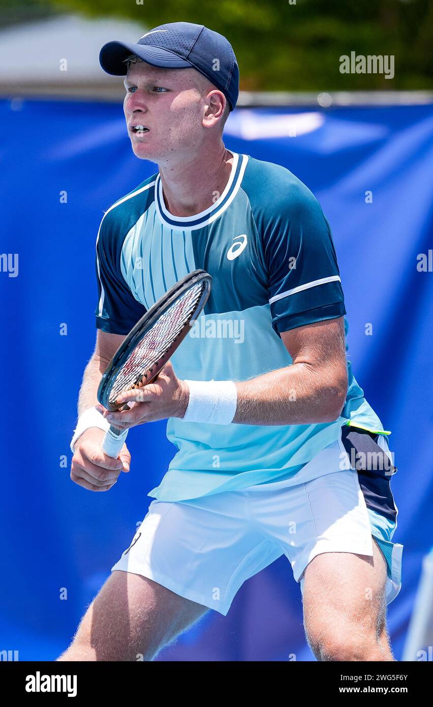 Pavle Marinkov dell'Australia in azione durante il Round of 32 del torneo Canberra International ATP Challenger 125 2024 Foto Stock