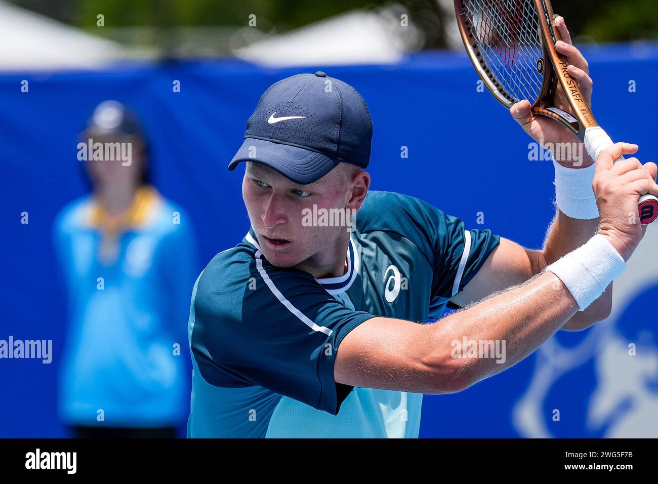 Pavle Marinkov dell'Australia in azione durante il Round of 32 del torneo Canberra International ATP Challenger 125 2024 Foto Stock
