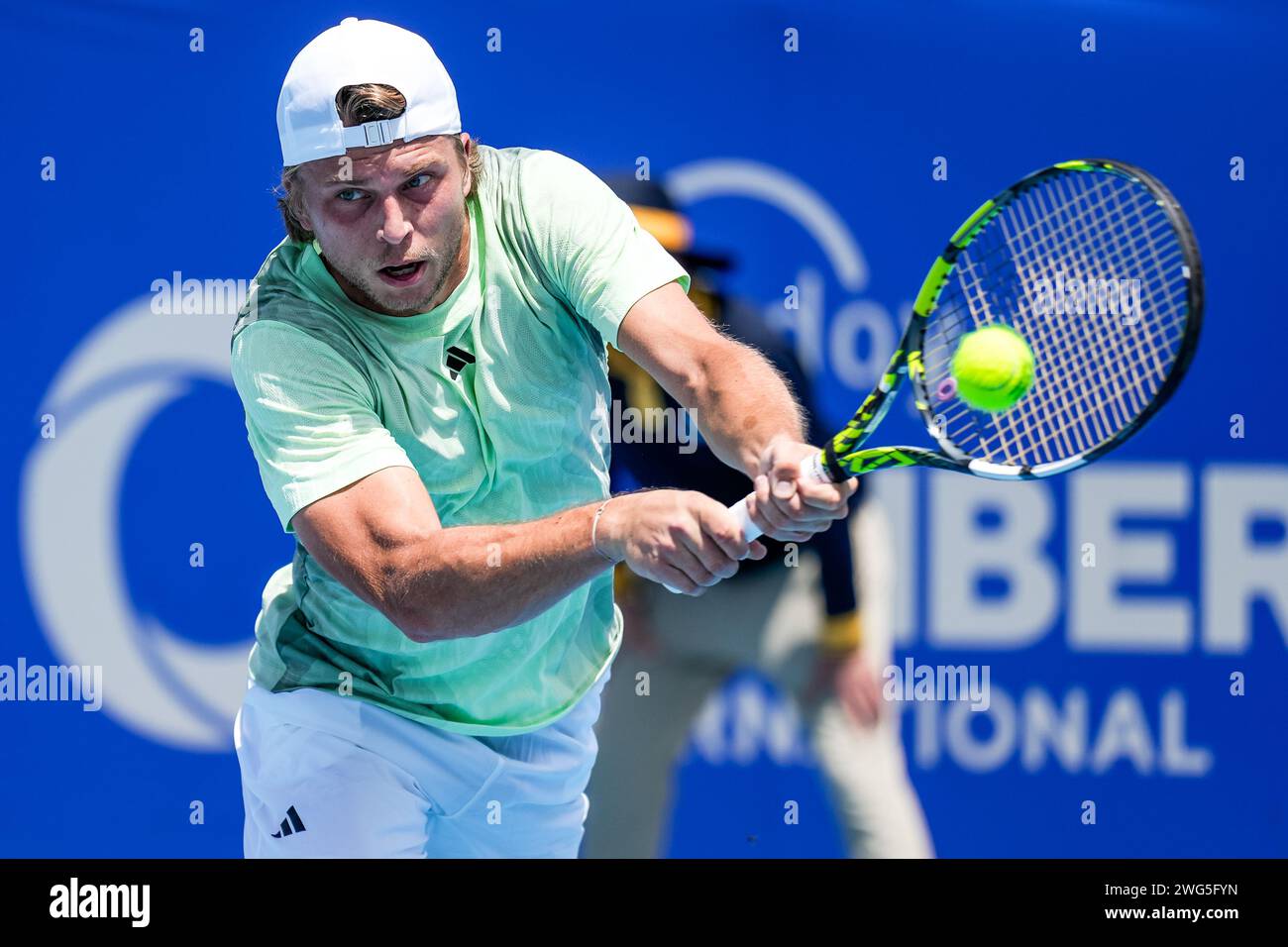 Alexandre Muller di Francia in azione durante il Round of 32 del torneo Canberra International ATP Challenger 125 2024 Foto Stock