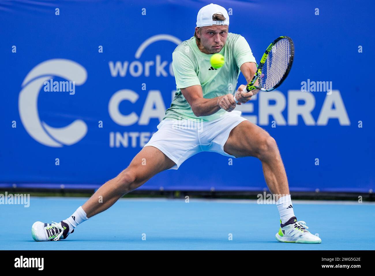 Alexandre Muller di Francia in azione durante il Round of 32 del torneo Canberra International ATP Challenger 125 2024 Foto Stock