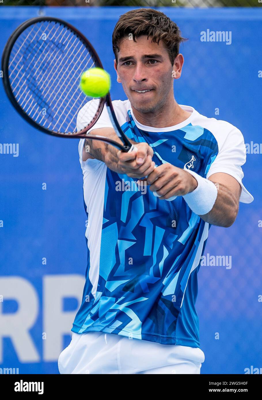 Matteo Gigante in azione durante il Round of 32 del torneo 2024 Canberra International ATP Challenger 125 Foto Stock