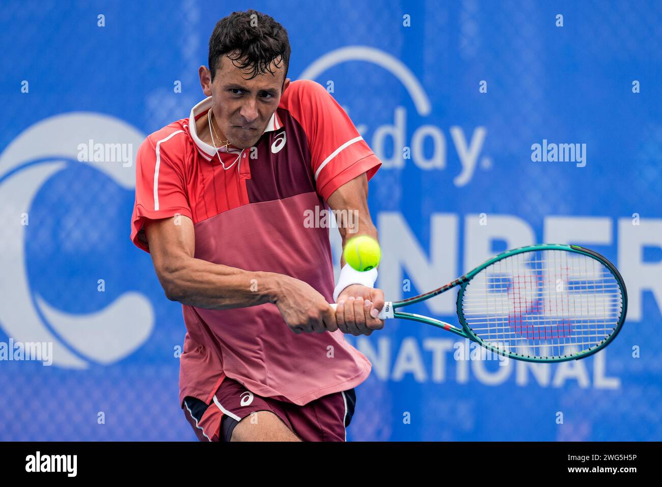 Emilio Nava degli Stati Uniti in azione durante il Round of 32 del Canberra International ATP Challenger 125 2024 Foto Stock