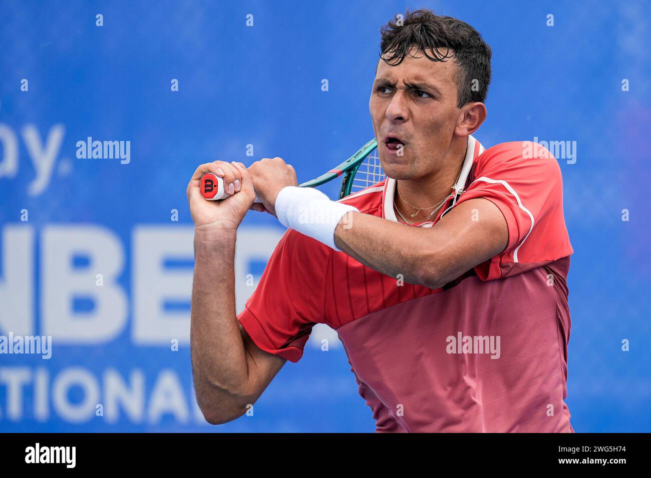 Emilio Nava degli Stati Uniti in azione durante il Round of 32 del Canberra International ATP Challenger 125 2024 Foto Stock